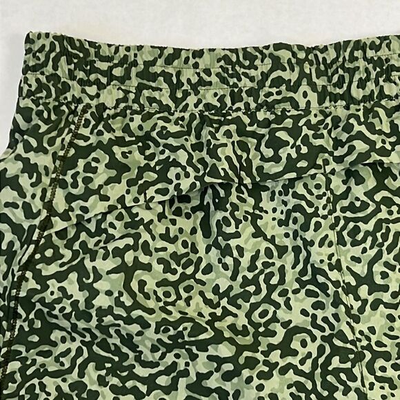 Athleta Green Camo Hustle 4.5" Running Shorts Small - Picture 9 of 13
